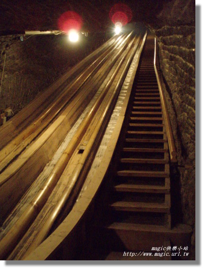30. 坐木製溜滑梯從上而下到另個礦坑