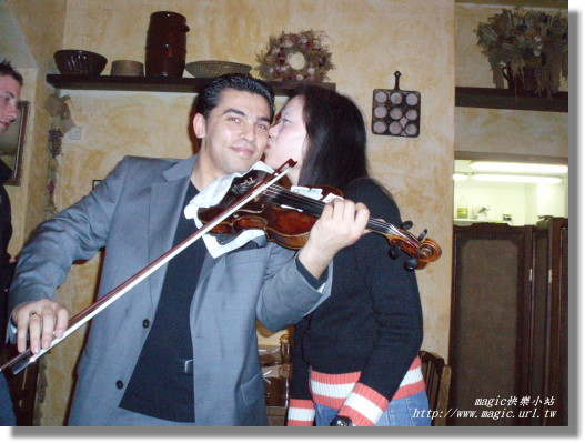 31. 與小提琴樂師合照 